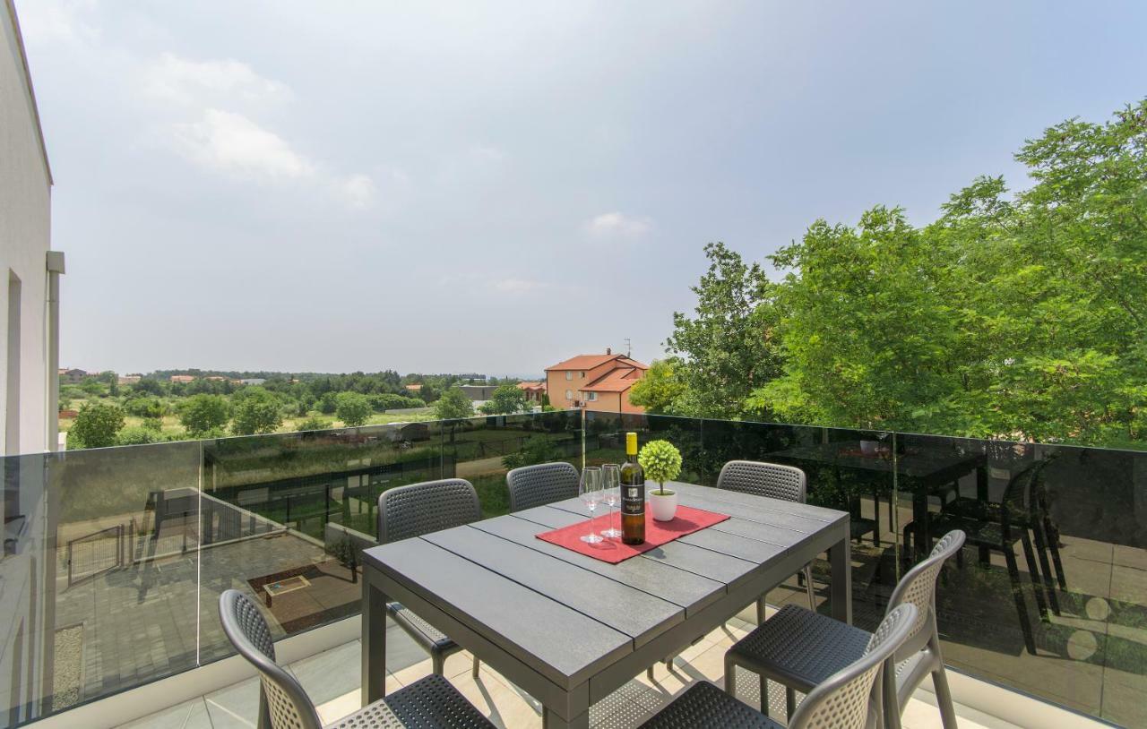 Apartment Lunne Новиград Екстериор снимка